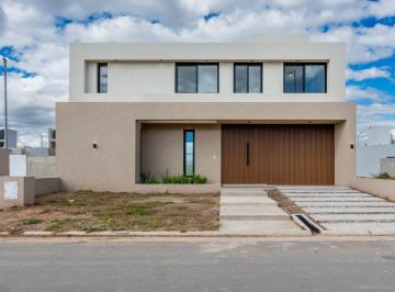 Casa · 147m² · 4 Ambientes · 1 Cochera · Quebradas de m. Casa Premium 3 Dorm. con Cochera Cubierta