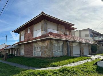 Casa · 60m² · 5 Ambientes · 1 Cochera · Casa en Alquiler Temporario - 4 Dorm. 2 Baños - Mar del Plata
