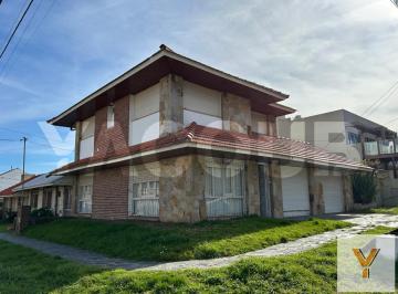 Casa · 60m² · 5 Ambientes · 1 Cochera · Casa en Alquiler Temporario - 4 Dorm. 2 Baños - Mar del Plata