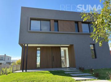 Casa · 252m² · 7 Ambientes · 2 Cocheras · Casa Moderna a Estrenar en Nordelta | 4 Suites + Pileta y Galería
