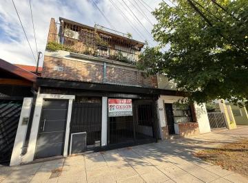 Casa · 190m² · 5 Ambientes · 1 Cochera · Venta Propiedad con 3 Viviendas y Amplio Jardín – Carapachay