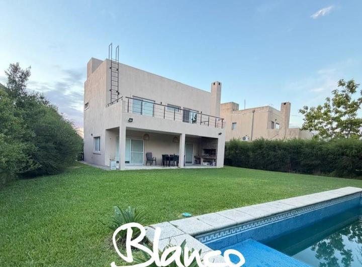 Casa · 224m² · 5 Ambientes · 2 Cocheras