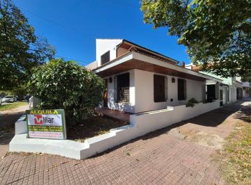 Casa · 1m² · 4 Ambientes · 1 Cochera · Chalet 3 Dorm.. Excelente Zona. Banfield E