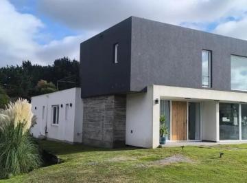 Casa · 240m² · 6 Ambientes · Casa en Alquiler Temporario - 5 Dorm. 7 Baños - Pinamar