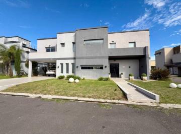 Casa · 260m² · 6 Ambientes · 1 Cochera · Casa en Dos Plantas C/pileta Casuarinas Premium