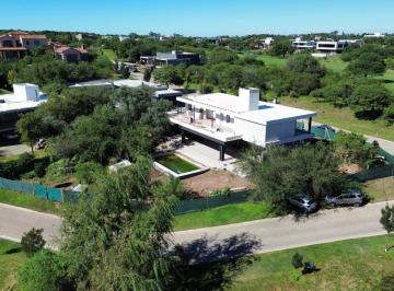 Casa · 290m² · 7 Ambientes · 2 Cocheras · Moderna Casa en Estancia El Terrón - 3 Dorm + Estudio + Pileta