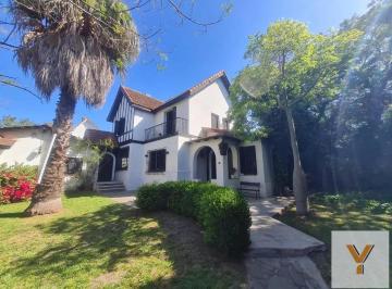 Casa · 250m² · 7 Ambientes · Casa en Venta - 3 Dorm. 3 Baños - City Bell