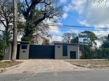 Casa · 185m² · 4 Ambientes · 2 Cocheras · Venta de Casa en Barrio Cerrado con Portón en Bella Vista