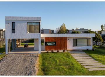 Casa · 220m² · 4 Ambientes · Casa en Venta - 3 Dorm. 3 Baños - 1100 m² - Uruguay
