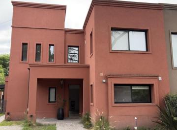 Casa · 180m² · 4 Ambientes · 3 Cocheras · Casa en Venta en Barrio Cerrado con Portón, Bella Vista
