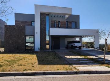 Casa · 570m² · 5 Ambientes · 2 Cocheras · Casa en Las Heras