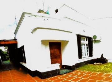 Casa de 3 ambientes, Villa del Parque · Casa en Muy Buen Estado con Cochera - Jardín - Quincho Parrilla - Apta Para Construir Dos Pisos.