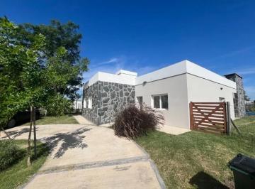 Casa · 150m² · 4 Ambientes · 3 Cocheras · Casa en Alquiler en Santa Lucia con Pileta