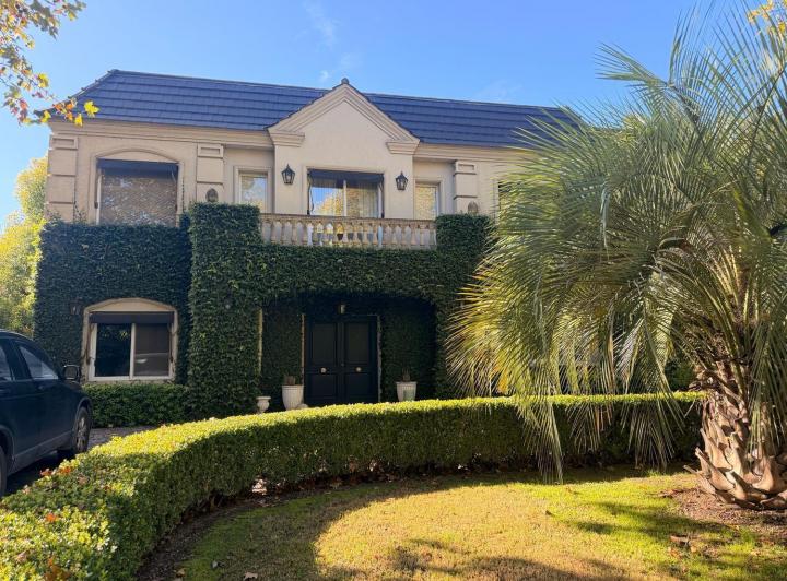 Casa · 315m² · 6 Ambientes · 6 Cocheras