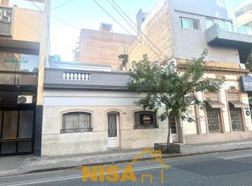 Casa · 5 Ambientes · 1 Cochera · Casa en Venta 3 Dorm. 2 Baños Patio Terraza Abasto Opcion Cochera