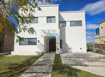 Casa · 160m² · 6 Ambientes · 3 Cocheras · Casa en Venta Ubicado en San Pablo, Pilar, G. B. a. Zona Norte - Opción de Financiación
