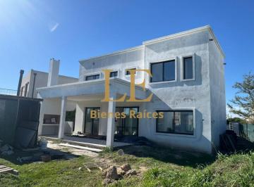 Casa · 240m² · 5 Ambientes · 4 Cocheras · Casa Venta en El Canton