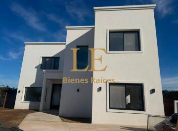 Casa · 240m² · 5 Ambientes · 4 Cocheras · Casa Venta en El Canton