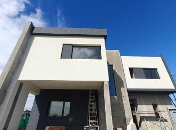 Casa · 186m² · 5 Ambientes · 2 Cocheras · Casa en Venta 5 Ambientes en Pilar del Este Santa Elisa