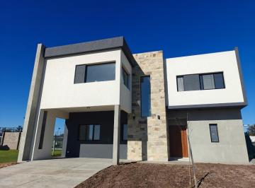 Casa · 186m² · 5 Ambientes · 2 Cocheras · Casa con Pileta 5 Ambientes en Pilar del Este Santa Elisa