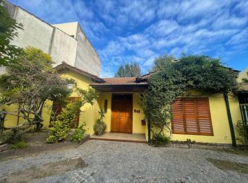 Casa · 200m² · 5 Ambientes · 3 Cocheras · Venta de Chalet 4 Ambientes con Gran Parque, Zona Residencial de Ituzaingo Norte!