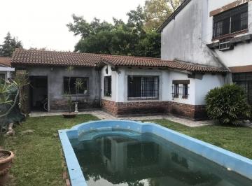 Casa · 255m² · 8 Ambientes · 2 Cocheras · Casa en Venta - 4 Dorm. 3 Baños - Cochera - 639 m² - Jardín Lomas del Palomar
