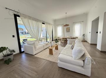 Casa · 193m² · 4 Ambientes · 1 Cochera · Casa en Venta en Casonas del Harás