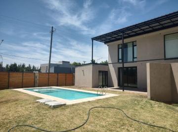 Casa de 5 ambientes, Centenario · Casa de 3 Dorm. con Pileta - B° Santa Angela III - Centenario