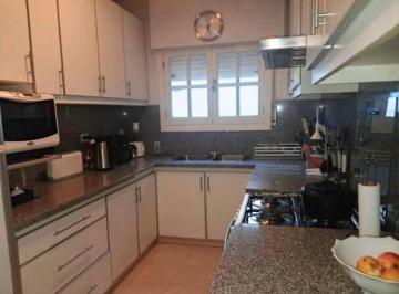 Casa · 220m² · 5 Ambientes · Casa en Venta - Zona Centrica Residencial | Espacios Amplios y Confort Para La Vida Familiar