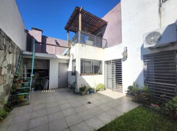 Casa · 180m² · 6 Ambientes · 1 Cochera · Venta Casa de 3 Dorm. con Patio Verde en Barrio Parque