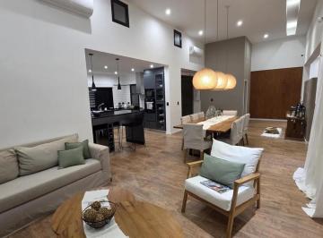 Casa · 293m² · 4 Ambientes · Casa en Venta - 3 Dorm. 4 Baños - San Vicente