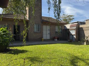 Casa · 73m² · Casa en Venta - 3 Dorm. - Escritorio - 5 Ambientes - Garin - Centro