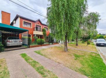 Casa · 200m² · 5 Ambientes · 2 Cocheras · Casa en Venta en Luján 5 Ambientes Apta Credito