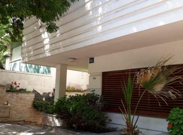 Casa en Alquiler de 6 ambientes  · Casa en Alquiler