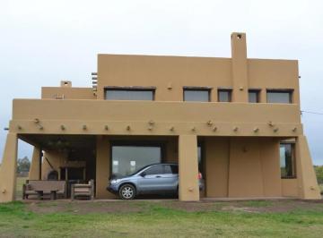 Casa · 200m² · 4 Ambientes · 2 Cocheras · Casa en Venta - 3 Dorm. 3 Baños - 270 m² - San Pedro