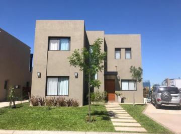 Casa · 150m² · 5 Ambientes · 2 Cocheras · Casa en Venta - 3 Dorm. 4 Baños - Tigre
