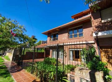 Casa · 210m² · 4 Dormitorios · 2 Cocheras · Chalet de 5 Ambientes con Piscina - Barrio Constitución.