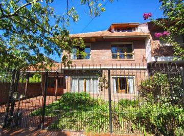 Casa · 210m² · 4 Dormitorios · 2 Cocheras · Chalet de 5 Ambientes con Piscina - Barrio Constitución.