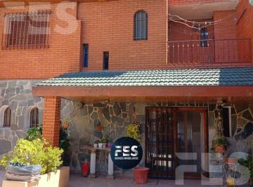 Casa · 179m² · 4 Ambientes · 2 Cocheras · Venta de Casa de Dos Plantas con Quincho en La Matanza, Ramos Mejía