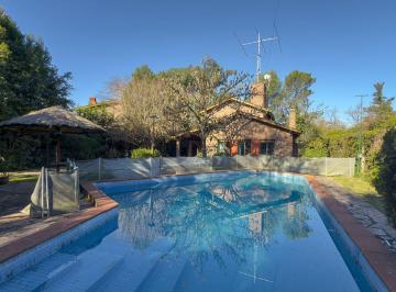 Casa de 7 ambientes, Malvinas Argentinas · Casa en Cuba en Excelente Ubicación, con Jardín, Pileta y Amplios Espacios.