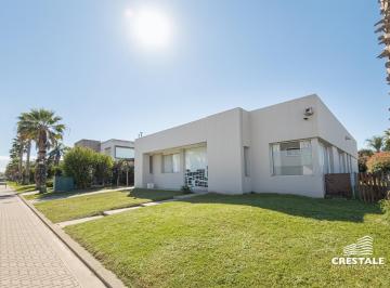 Casa · 170m² · 5 Ambientes · 2 Cocheras · Venta / Permuta - Casa 4 Dorm. en Barrio Privado - Funes Hills Miraflores.