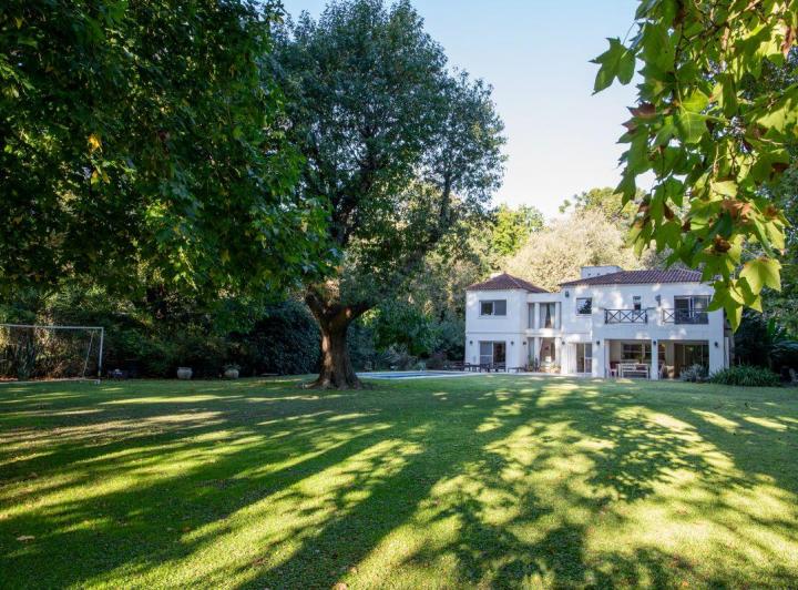 Casa · 392m² · 10 Ambientes · 2 Cocheras