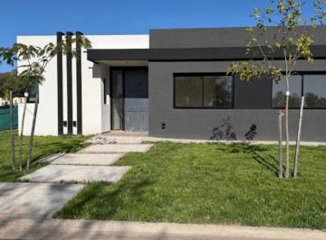 Casa · 156m² · 4 Ambientes · 2 Cocheras · Casa en Venta en Barrio Privado Santa Sofia, Pilar del Este.