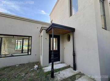 Casa · 140m² · 4 Ambientes · 1 Cochera · Casa en San Ramon