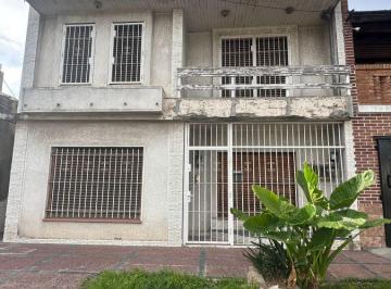 Casa de 5 ambientes, Lanús · Casa 3 Plantas, 4 4 Dorm. con Quincho y Fondo Libre.
