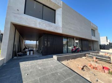 Casa · 181m² · 5 Ambientes · 2 Cocheras · Dúplex de Categoría en Venta - 3 Dorm.