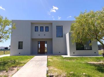 Casa · 210m² · 5 Ambientes · 4 Cocheras · Venta/alquiler Casa Barrio El Ensueño