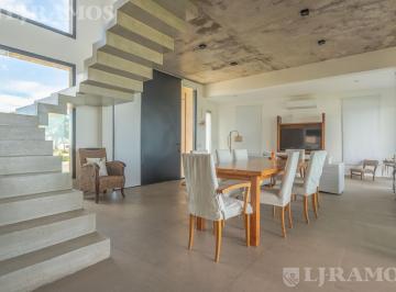 Casa · 200m² · 5 Ambientes · 3 Cocheras · Casa Amueblada en San Sebastian Al Agua Mb