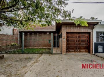 Casa · 150m² · 4 Ambientes · 1 Cochera · Casa de 3 Dorm. con Cochera Cubierta y Parque en Venta. Gonnet.