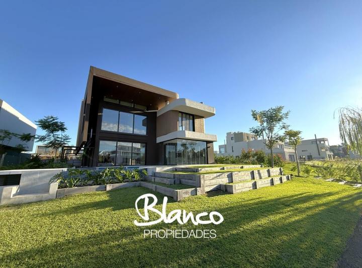 Casa · 450m² · 6 Ambientes · 2 Cocheras